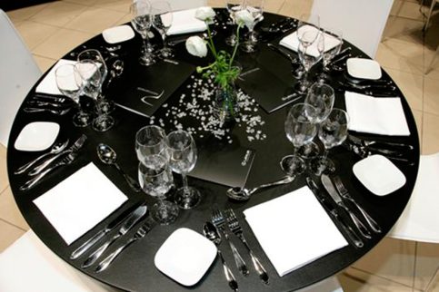 Dinnertisch 120 BLACK schwarz mieten - bei SUITESTUFF GmbH