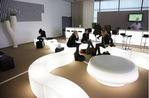 Gio POUF LED beleuchtet mieten - bei SUITESTUFF GmbH - MOC München