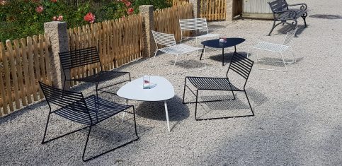 Loungetisch BIARRITZ Groß weiss outdoor mit Loungetisch BIARRITZ BLACK Groß schwarz outdoor mieten - bei SUITESTUFF GmbH